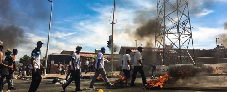 FILE: Parts of Westbury in Johannesburg remain shut down on 2 October 2018, with roads blocked off with burning debris, as residents protest. Picture: Thomas Holder/EWN