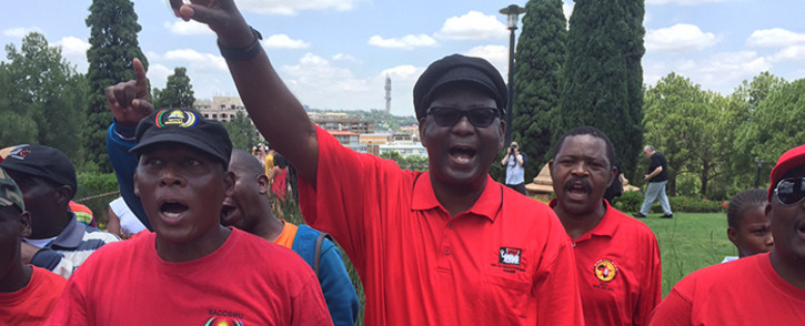 Former Cosatu General Secretary Zwelinzima Vavi sings during a demonstration against the new pension laws. Picture: Vumani Mkhize/EWN.