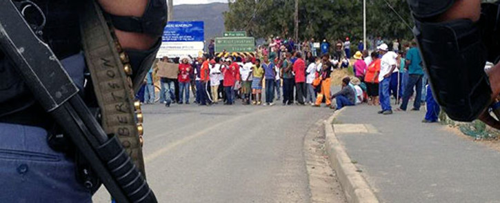 Police keep an eye on farmworkers who protest in Wolseley on 9 January 2013. Picture: Regan Thaw/EWN