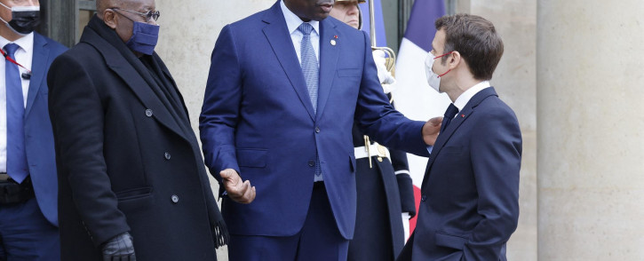 French President Emmanuel Macron talks with Senegal's President Macky Sall (C) and President of Ghana Nana Akufo-Addo (L) prior a meeting on the Sahel in Paris on 17 February 2022. 