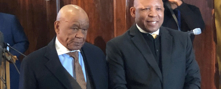 Outgoing Prime Minister Tom Thabane (L) symbolically handed over to incoming Moeketsi Majoro. Picture: Nthakoana Ngatane/EWN.