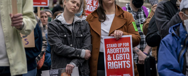Demonstrators react during a rally in support of abortion rights on 3 May 2022 in Seattle, Washington. A leaked draft opinion by Justice Samuel Alito has suggested that the US Supreme Court is poised to overturn Roe vs Wade, a historic ruling that gives women in America the ability to legally have abortions. Picture: David Ryder/Getty Images/AFP