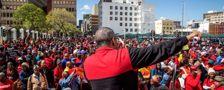 COSATU WC regional secretary Tony Ehrenreich speaks to hundreds of COSATU supporters outside Cape Town's parliament. Picture: Anthony Molyneaux/EWN