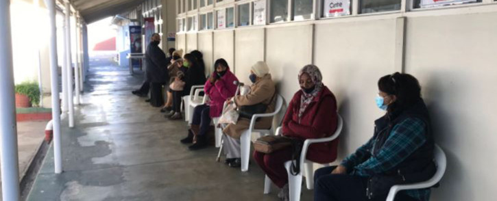 FILE: Vaccine recipients queue at Karl Bremer Hospital’s vaccination site in Cape Town on 17 May 2021. Picture: Kevin Brandt/Eyewitness News