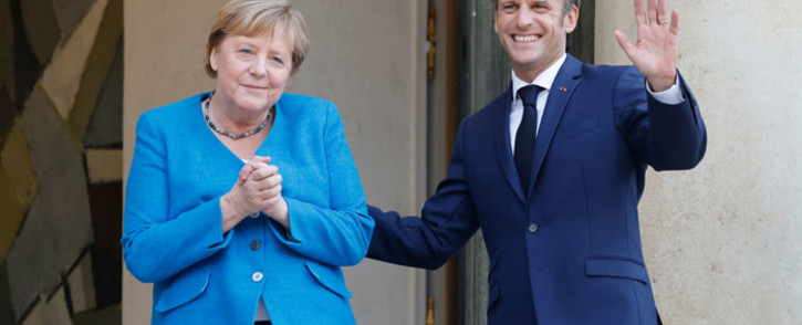 German Chancellor Angela Merkel (L) and French President Emmanuel Macron pose prior to a meeting and a working dinner at the Elysee Palace in Paris on 16 September 2021. Picture: Ludovic Marin/AFP
