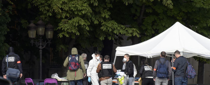 FILE: French police officials and investigators gather at the site of an attack near the entrance of Notre-Dame cathedral in Paris on 6 June 2017. Anti-terrorist prosecutors have opened a probe after police shot and injured a man who had tried to attack an officer with a hammer outside Notre Dame cathedral. The officer was slightly injured in the attack outside the world-famous landmark in central Paris. Picture: AFP.