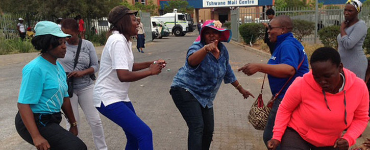 FILE: Women sing and dance outside the Tshwane Mail Centre in Pretoria as the Post Office strike continues across the country on 15 October 2014. Picture: Vumani Mkhize/EWN.