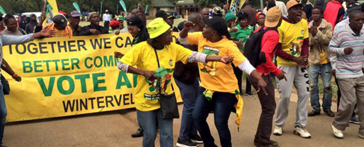 Supporters dressed in ANC and Cosatu colours making their way into Moreleta Park ahead of the May Day address by president Jacob Zuma on 1 May 2016. Picture: Emily Corke/EWN.