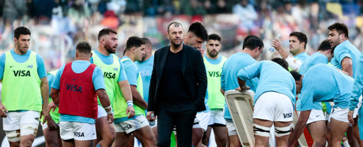 Argentina's Australian coach Michael Cheika (C) talks to the players as they warm up before the series-deciding international rugby union third test match against Scotland at the Madre de Ciudades Stadium in Santiago del Estero, Argentina, on 16 July 2022. Picture: Pablo GASPARINI/AFP