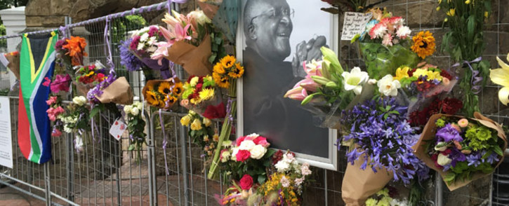 Members of the public paid their respects to the late Archbishop Emeritus Desmond Tutu outside the St George's Cathedral in Cape Town on 27 December 2021. Picture: Saya Pierce-Jones/Eyewitness News