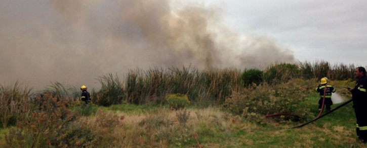 A fire has broken out in the Blaauwberg area near the Dolphin Beach Hotel. Picture: Lauren Isaacs/EWN.