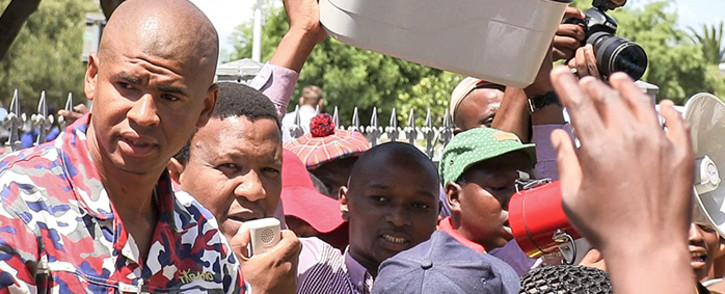 FILE: Ses'Khona Leaders Loyiso Nkohla (L) and Andile Lili address their supporters outside of Bellville Magistrates Court. Picture: Thomas Holder/EWN.