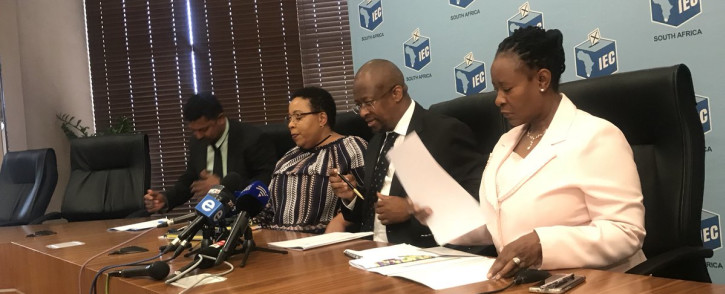FILE: IEC CEO Sy Mamabolo (C) briefs the media on Tuesday 13 March 2018 on the first voter registration of 2018. Picture: Clement Manyathela/EWN