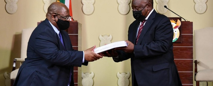 FILE: Chair of the state capture commission Raymond Zondo (L) handed over the first part of the report to President Cyril Ramaphosa (R) on 4 January 2022. Picture: GCIS.
