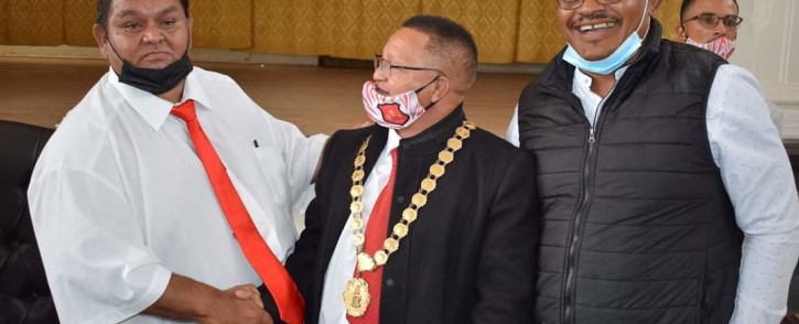 ICOSA councillor Hyrin Ruiters congratulates Jeffrey Donson with his election as Kannaland mayor with Werner Meshoa in attendance. Picture: Twitter
