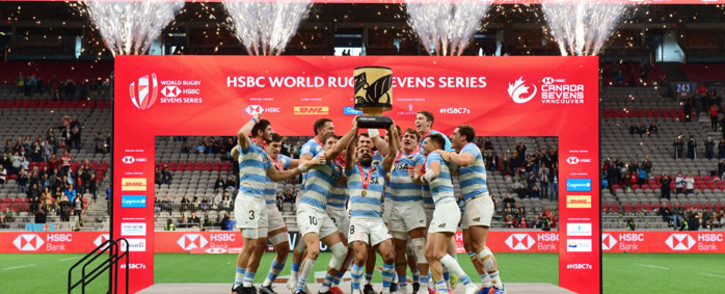 Argentina's players celebrate with the trophy after winning the Vancouver leg of the HSBC World Rugby Sevens Series against Fiji, in Vancouver, on 17 April 2022. Picture: Don MacKinnon / AFP