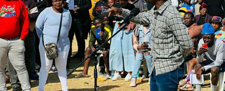 A Kagiso resident addresses police and government officials during the crime imbizo in Kagiso in the West Rand on 7 August 2022. Picture: @SAPoliceService/Twitter