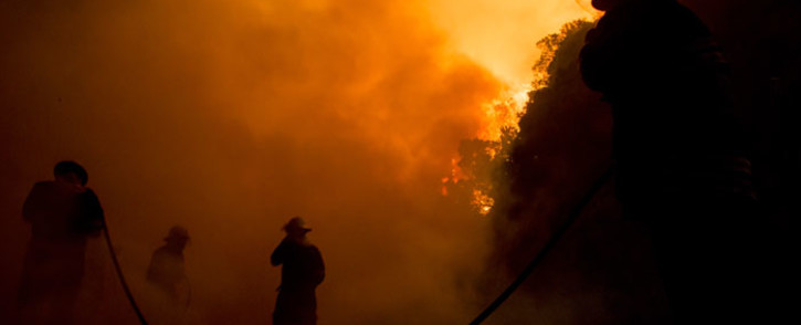 A Cape Town fire fighters, battles the blaze. Picture: Thomas Holder/EWN