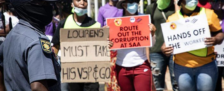 FILE: Members of the South African Cabin Crew Association (Sacca) and Numsa picket outside the SAA headquarters in Kempton Park on 12 October 2021. Picture: Xanderleigh Dookey Makhaza/Eyewitness News