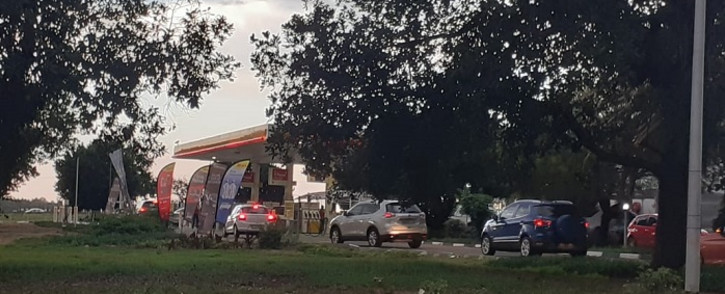 Motorists queue at a Sasolburg Shell garage to fill up on 30 November 2021 before the petrol price goes up. Picture: Winnie Theletsane/Eyewitness News.