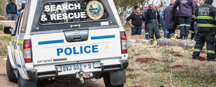 EMS at a manhole in Klipspruit West to search for six-year-old Khaya Magadla who fell into a manhole in Soweto. Picture: Abigail Javier/EWN