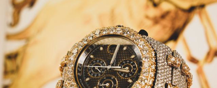 bling-watch-gold-jewellry-123rfjpg