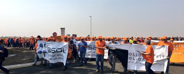 Thousands of white workers affiliated to Solidarity gathered in the hot dusty area in Secunda just a few kilometres away from the Sasol plant. Picture: Katleho Sekhotho/EWN.