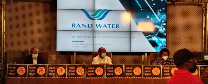 Minister Senzo Mchunu (C) is joined by the chairperson of Rand Water Tshidi Hashatse (R) and Rand Water CEO Sipho Mosai (L) in Pretoria for a press briefing on 15 November 2021. Picture: @DWS_RSA/Twitter
