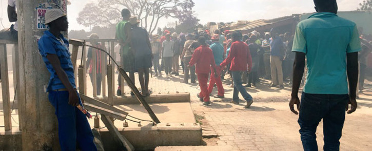 Despite JMPD’s attempts to restore order after the community barricaded the road, Zandspruit residents continue to burn tyres. Picture: Hitekani Magwedze/EWN.