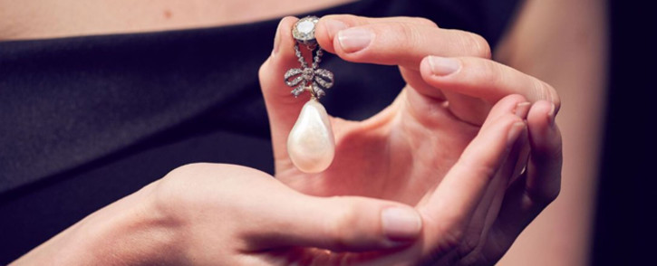 This exceptional natural pearl of extraordinary size, once owned by Queen Marie Antoinette just sold for $36,427,000 in Geneva. Picture: @Sothebys/Twitter.