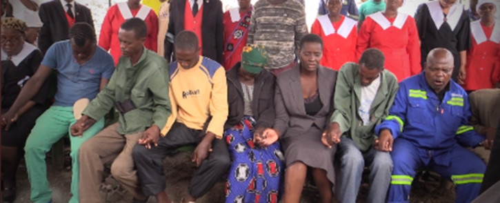 FILE: Members from all three families of the trapped mineworkers at Lily Mine sitting and praying together. Picture: Eyewitness News.