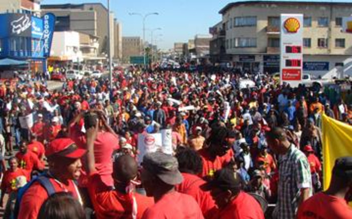 Striking municipal workers block the streets as they march from Bellville Station to Bellville Civic Centre. Picture: Danya Philander/Eyewitness News