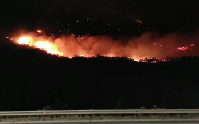 The fire on the Du Toitskloof pass near Paarl. Picture: Emergency Info WC