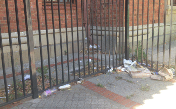 Filth outside the Cape Town Magistrates Courts. Picture: Giovanna Gerbi/EWN