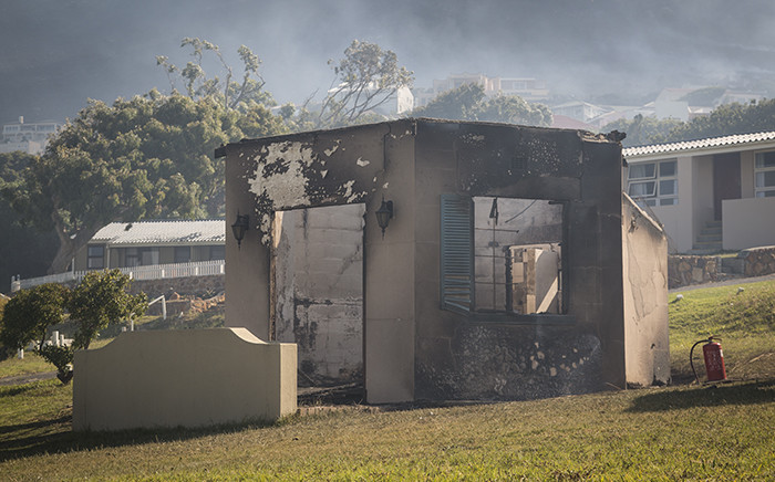 Several cottages at the Oatlands Holiday Village were gutted when the mountain fire moved into residential areas in Simon's Town on 19 November 2015. Picture: Aletta Harrison/EWN