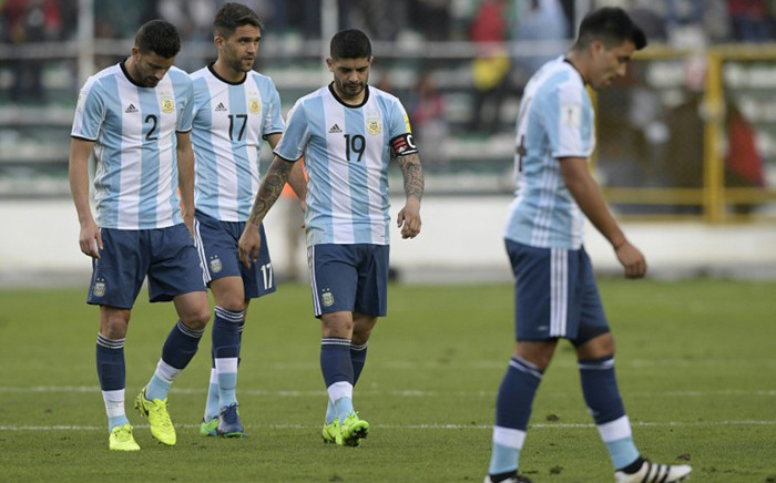 Argentina's Mateo Mussacchio, Matias Caruzzo (2nd-L) and Ever Banega leave the field after losing their 2018 FIFA World Cup qualifier football match against Bolivia in La Paz, on 28 March, 2017. Picture: AFP.