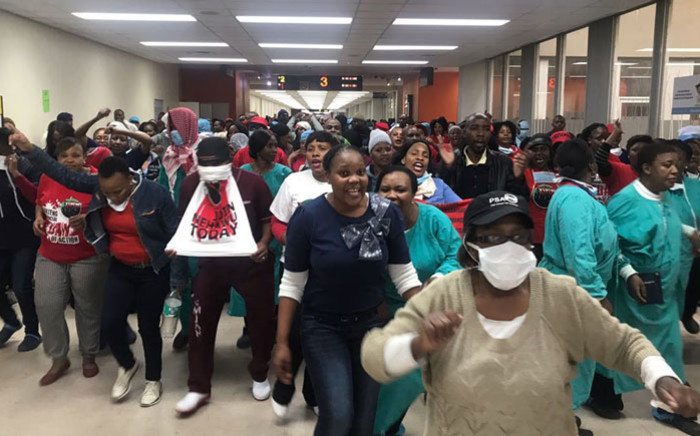 Workers protest at the Charlotte Maxeke Academic Hospital in Johannesburg on 31 May 2018. Picture: Christa Eybers/EWN