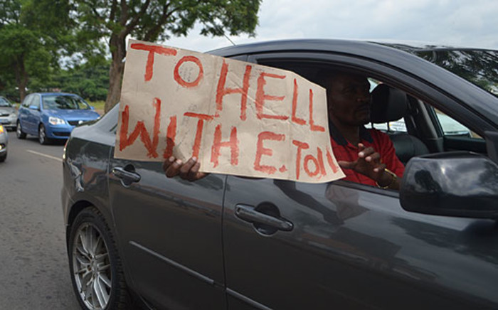 A motorist expresses his views regarding the Gauteng toll system on 11 February 2013. Picture: Lesego Ngobeni/EWN