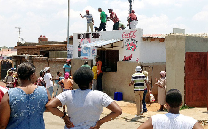 A group of looters break into a foreign-owned store in White City, Soweto on 22 January 2014. Picture: Gia Nicolaides/EWN