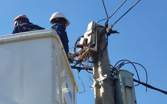 FILE: City Power officials on 3 June 2020 disconnected illegal electricity connections at Phumula Mqashi informal settlement in Vlakfontein. The officials were joined by JMPD and SAPS officers. Picture: @CityPowerJhb/Twitter.
