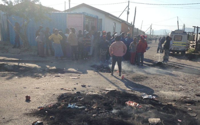 Residents demand electricity be provided to informal settlements in the area. Picture: Lauren Isaacs/EWN.