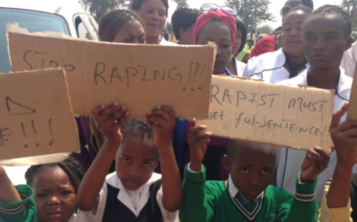 FILE: School children holding up message of "Stop raping children" during a funeral in Germiston. Picture: Sebabatso Mosamo/EWN.