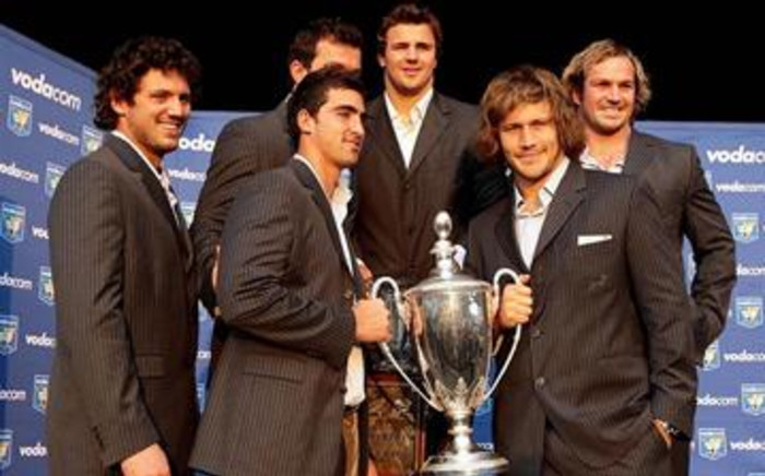 We are the champions: (From left) Ryan Kankowski, Ruan Pienaar, Bismarck du Plessis (obscured), Heinreich Brussow, Jannie du Plessis and Frans Steyn shows the spoils from the 2009 Tri-Nations. Picture: Werner Beukes/SAPA