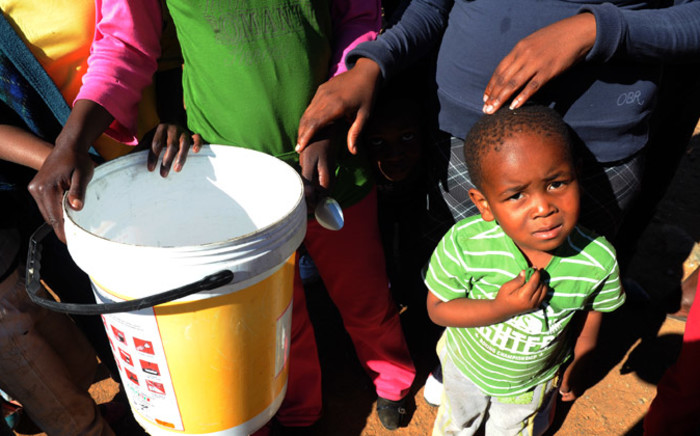 People queue for water in the township of Boitumelong in Bloemhof in North West on 29 May 2014. Picture: Sapa.