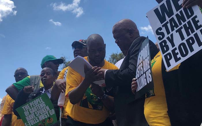 Energy Minister Jeff Radebe on Friday 2 November 2018 signed a memorandum from the Gauteng ANC and civil society organisations demanding that e-tolls be scrapped in the province. Picture: Mia Lindeque/EWN.