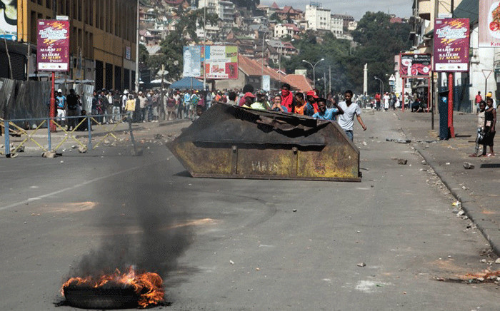 A few hundred people gather in the centre of Antananarivo on 22 April 2018 to erect a roadblock, during a rally to protest against the new electoral laws. The demonstrators are protesting against new electoral laws that the opposition claim could stop some candidates from standing in the upcoming presidential elections of November or December 2018. Picture: AFP.