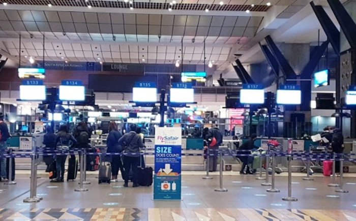 FILE: Passengers making their way to check-in points at OR Tambo International Airport for the first time since restrictions were eased under level 3 regulations for business travel. Picture: Bonga Dlulane/EWN.





