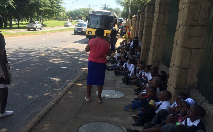 School children were left stranded outside of Johannesburg Zoo amid a strike by workers over salaries on 4 March 2016. Picture: Thando Kubheka/EWN.