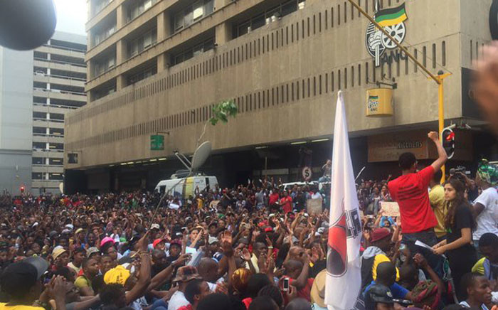 A huge crowd of students arrived at Luthuli House, chanting Fees Must Fall and booing ANC staff. Picture: Govan Whittles/EWN.