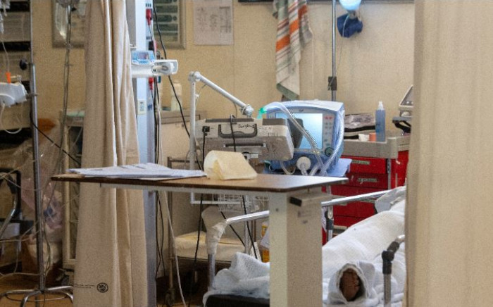A patient with COVID-19 breaths in oxygen in the resuscitation room of the COVID ward at Khayelitsha Hospital near Cape Town on 29 December 2020. Picture: AFP.